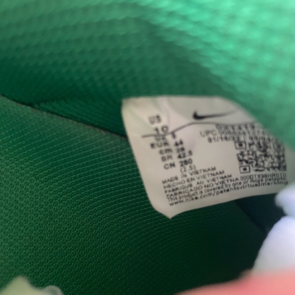 Green 
Nike off white - Picture 7 of 7